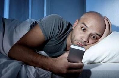 请问你睡前玩手机多久呢,睡前玩手机的十大好处图1